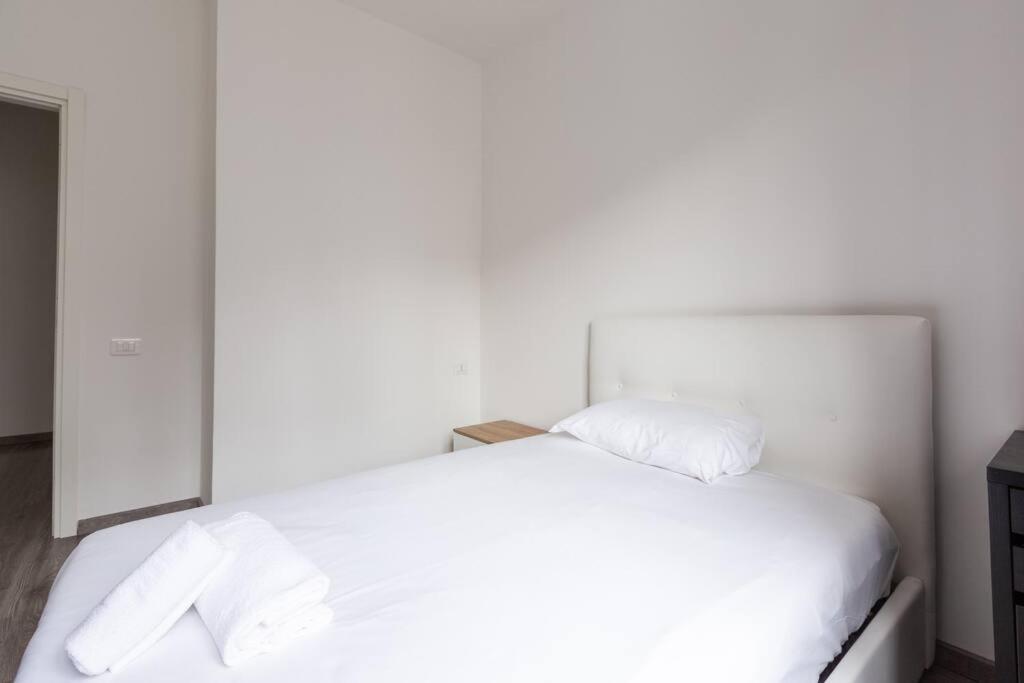 Large Apartment Close To Metro Milano Exteriör bild