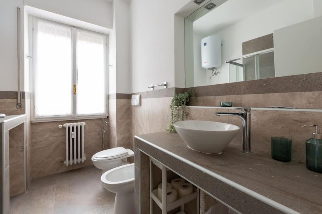 Large Apartment Close To Metro Milano Exteriör bild