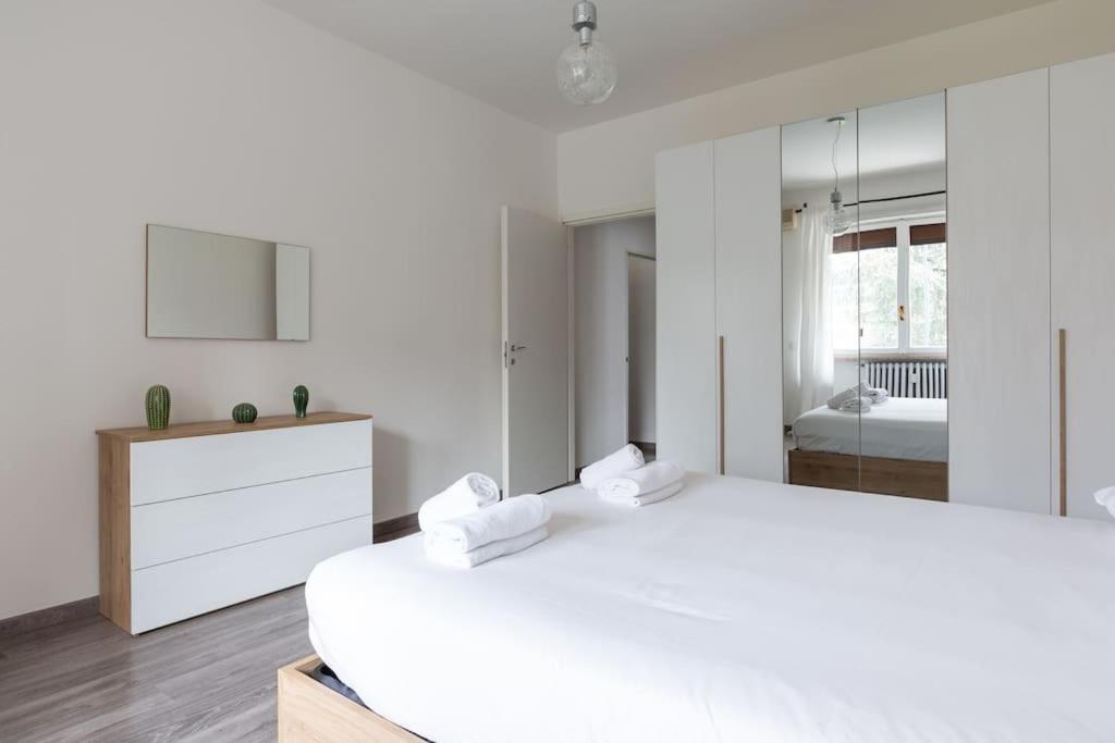 Large Apartment Close To Metro Milano Exteriör bild
